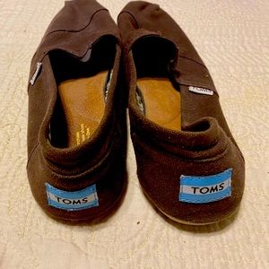 Tom’s 10W women’s brown canvas flats